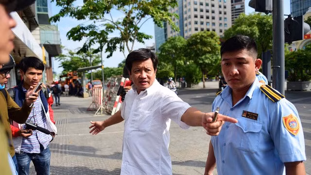 Ông Đoàn Ngọc Hải trong một lần ra quân dọn dẹp vỉa hè - Ảnh: THUẬN HỮU