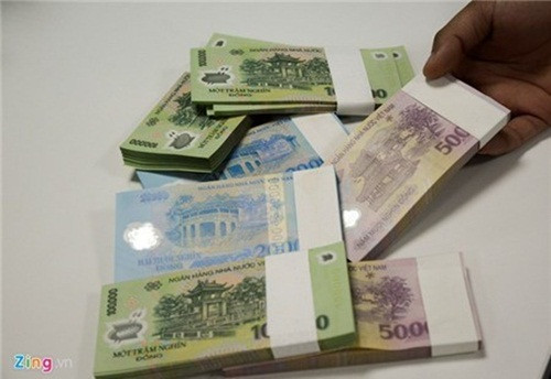 Một số ngân hàng đã chi thưởng lương tháng 13 cho nhân viên của mình. Ảnh minh họa: Quang Thắng.