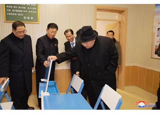 Chủ tịch Kim Jong Un kiểm tra bàn học mới dành cho sinh viên.
