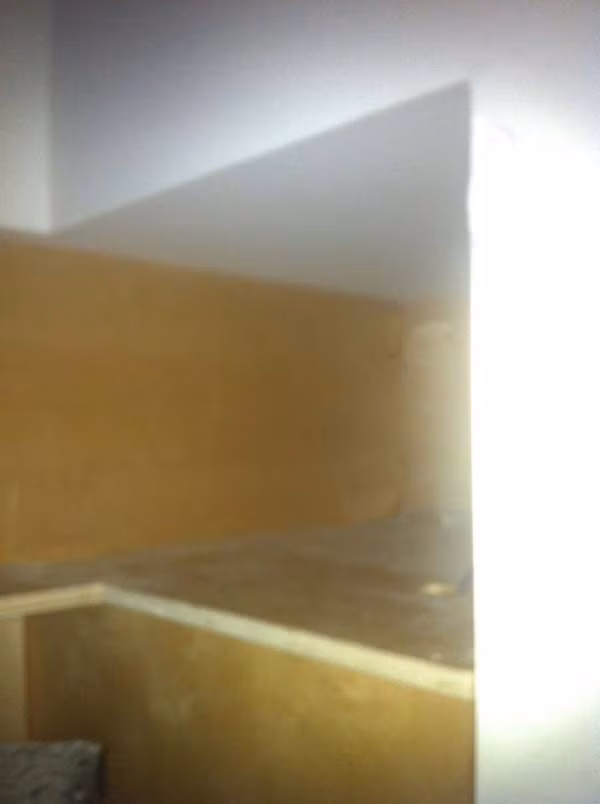 Đáng nói, tại khoảng trống này, hai cậu bé đã tìm ra điều đáng sợ nhất, những bằng chứng về việc có ai đó đã sống trong khoảng trống này.