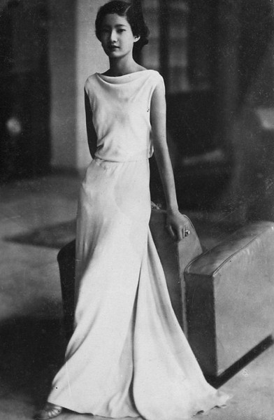 Cô gái xinh đẹp Nguyễn Hữu Thị Lan sau này trở thành Nam Phương hoàng hậu.