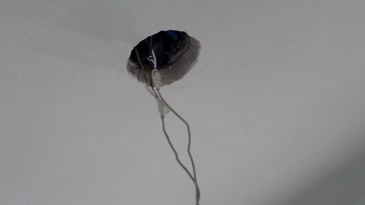 Mới đây, một chàng trai đăng tải trên mạng một loạt hình ảnh chụp trong bếp nhà mình với tựa đề đơn giản: "Tôi tìm thấy thứ này ngay trong bếp của mình", khiến người xem không khỏi tò mò và giật mình hoảng hốt vì sự thật kinh dị mà chàng trai trẻ khám phá ra trong bếp nhà mình.