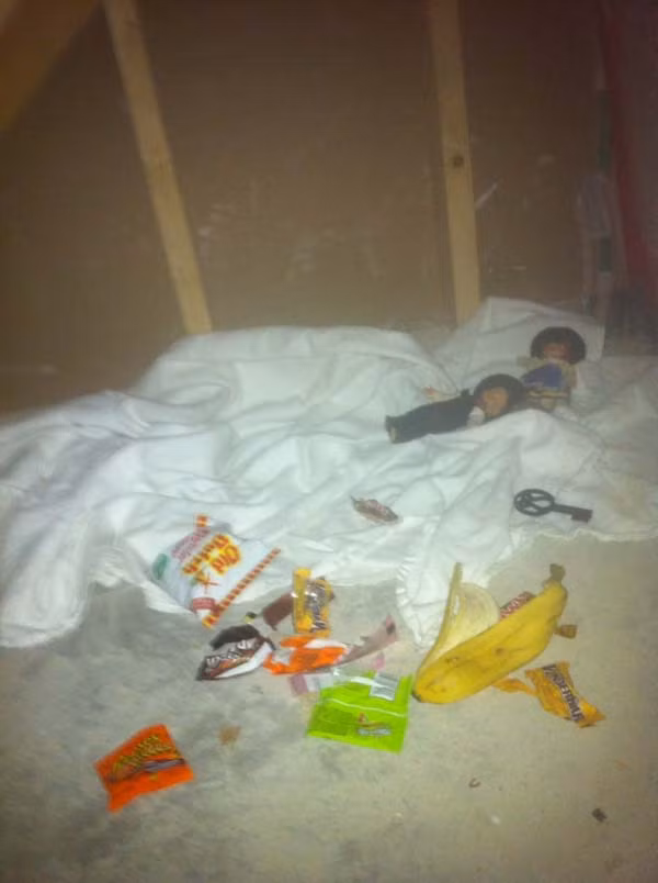 Trong khoảng trống đó, có giấy kẹo, thức ăn và cả vỏ chuối còn khá tươi, chứng minh rằng người sống trong khoảng trống bí mật này vẫn chỉ vừa mới ra ngoài.