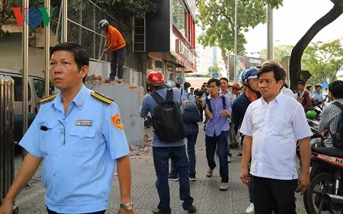 Ông Đoàn Ngọc Hải trong một lần dọn dẹp vỉa hè.