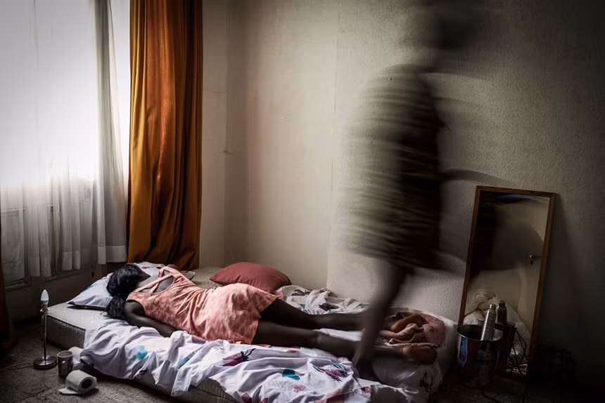 Dù theo những tổ chức di cư giả mạo hay những cá nhân lừa đảo, kết thân rồi bán họ đi, những phụ nữ này đều rơi vào tình trạng bị bóc lột tình dục, mại dâm cưỡng ép, không có tiền và không cả phương tiện trốn thoát.