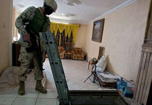 Joaquin "El Chapo" Guzman, trùm ma túy cực nguy hiểm đã trốn thoát khỏi nhà tù vào năm 2001 bằng cách giấu mình trên một chiếc xe tải giặt.