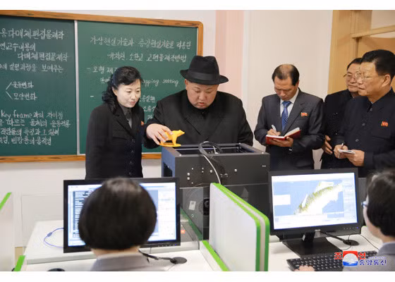 Trường có đủ phòng chức năng như phòng triển lãm khoa học giáo dục, phòng điều khiển giáo dục, phòng học đa chức năng, thư viện, phòng thể dục và ký túc xá.