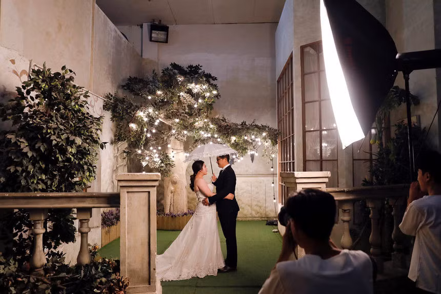 "Một số người chỉ muốn chụp ảnh các địa danh nổi tiếng ở London như Big Ben và London Eye, trong khi số khác mong muốn có trải nghiệm độc đáo hơn", Jeff Lu, nhà sáng lập UK Wedding, cho biết. "Họ có thể chọn một thị trấn nhỏ đúng chất Anh, chẳng hạn như Cotswolds gần Oxford", ông nói thêm.