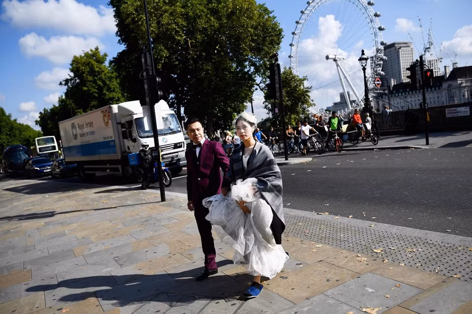 Một số cặp đôi thậm chí còn ra nước ngoài để chụp ảnh cưới ở các địa danh nổi tiếng. UK Wedding là một trong số các công ty có trụ sở tại London phục vụ riêng cho các khách hàng Trung Quốc. Chi phí chụp ảnh cưới với hãng có thể lên đến hơn 1.300 USD.