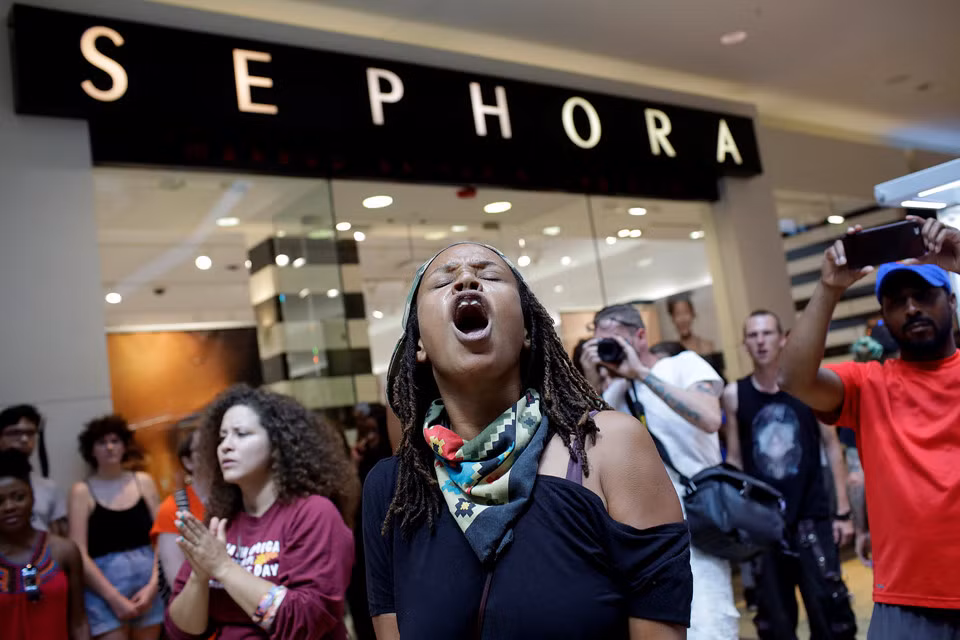 Thống đốc bang Missouri Eric Greitens tuyên bố sự xuất hiện của cảnh sát là để bảo đảm trật tự công cộng. "Nhưng nếu bạn tấn công một nhân viên hành pháp thì chúng tôi sẽ phải bắt giữ bạn. Bạo lực và phá hoại không phải là biểu tình. Đó là phạm tội".