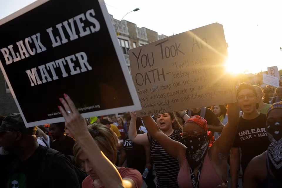 Khoảng 600 người dân tuần hành từ tòa án nơi tuyên bố kết quả phán xử đi đến trung tâm St. Louis. Họ cầm theo những biểu ngữ như "Phân biệt chủng tộc là có thật" hoặc "Mạng sống người da đen cũng quan trọng".