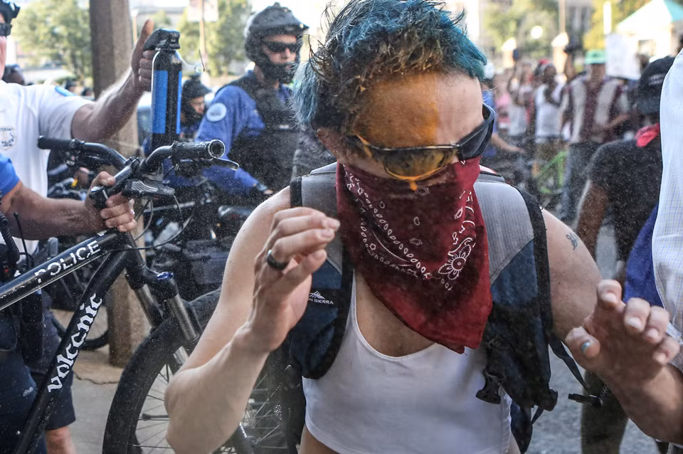 Người đứng đầu cảnh sát St. Louis, ông Lawrence O'Toole, nói nhân viên an ninh buộc phải sử dụng hơi cay và đạn cao su sau khi người biểu tình nổi loạn và có hành vi bạo lực.