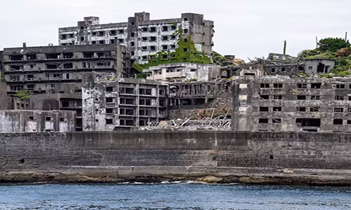 Đảo Hashima ở Nhật Bản bị bỏ hoang từ năm 1974 khi cư dân kéo nhau rời khỏi hòn đảo này. Ảnh: The Richest.