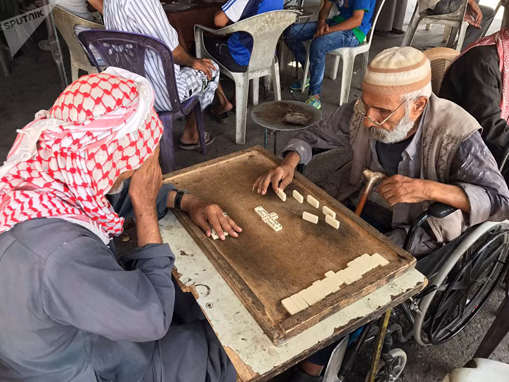 Hai người đàn ông đang chơi cờ đôminô. Ảnh: Sputnik.