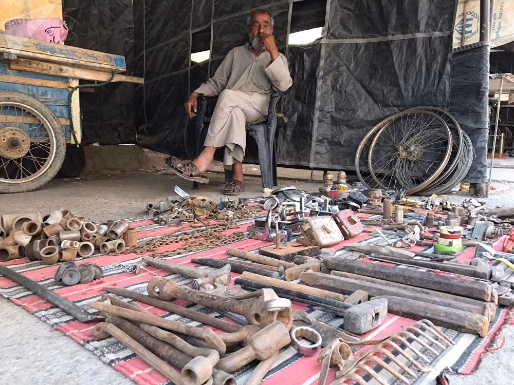 Người bán hàng tại một khu chợ ở Deir Ezzor. Ảnh: Sputnik.