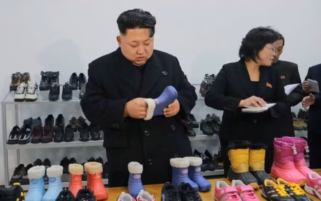 Ông Kim thị sát nhà máy giày Ryuwon ở thủ đô Bình Nhưỡng. Ảnh: Telegraph.
