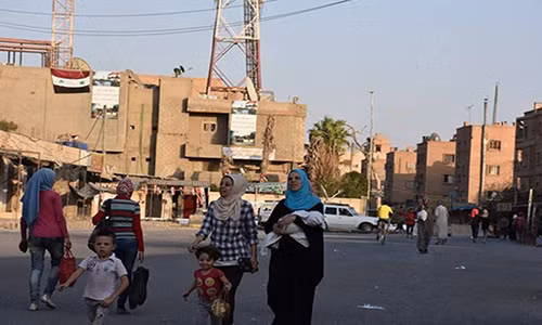 Người dân tại những khu vực mới được giải phóng ở thành phố Deir Ezzor bắt đầu trở về cuộc sống bình thường sau khi quân đội Syria phá vỡ vòng vây của IS xung quanh thành phố này. Ảnh: FNA.