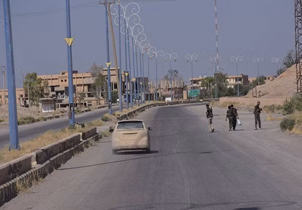 Những binh sĩ Syria trên đường phố Deir Ezzor sạch bóng phiến quân IS. Ảnh: FNA.