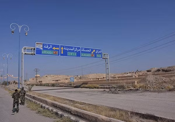 Sau khi giải phóng căn cứ 1802, lực lượng Vệ binh Cộng hòa Syria đã tiến vào thị trấn chiến lược Al-Muriiyah, tái chiếm trạm Al-Rafe Al-Oulah ở phía bắc thị trấn này. Ảnh: FNA.