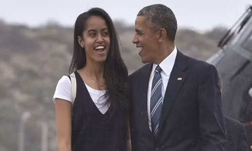 Malia Obama có thể nói tiếng Tây Ban Nha một cách thành thạo. Chính Tổng thống Barack Obama đã từng thừa nhận rằng cô con gái lớn đã giúp đỡ mình rất nhiều trong chuyến thăm chính thức Cuba của ông vào tháng 3 năm 2016.