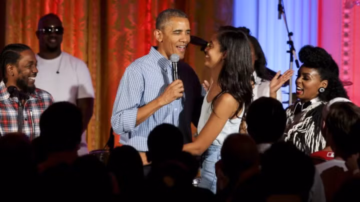 Nhưng cho dù ở đâu, sinh nhật của Malia vẫn là một bữa tiệc đúng nghĩa với bánh kem, âm nhạc và cả gia đình. Cô bé cũng là người nhà Obama đầu tiên tổ chức sinh nhật tại Nhà Trắng, với một bữa tiệc thịt nướng, pháo hoa và rất nhiều cô bạn gái tới ngủ lại qua đêm.