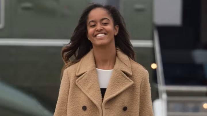 Năm 2016, Malia bị bắt gặp khi đang hút thuốc tại nhạc hội Lollapalooza và khi đang ngồi bên cạnh một thứ trông giống như cái ‘boong’, dấy lên nghi ngờ về việc cô sử dụng cần sa. Vụ bê bối càng trở nên tồi tệ hơn khi công chúng biết rằng chính Barack Obama đã từng sử dụng cần sa khi còn trẻ.