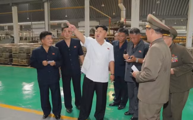 Lãnh đạo Kim Jong-un đưa ra chỉ đạo trong chuyến thăm nhà máy gạch men Chollima ở thủ đô Bình Nhưỡng. Ảnh: Telegraph.