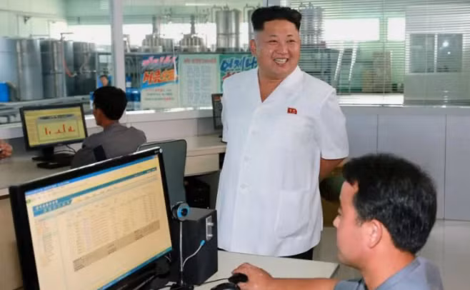 Nhà lãnh đạo Triều Tiên cười tươi trước ống kính khi tới thăm nhà máy Chonji. Ảnh: Telegraph.