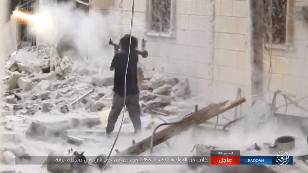 Một tay súng IS đứng giữa đống đổ nát trong cuộc giao tranh với SDF. Ảnh: South Front.