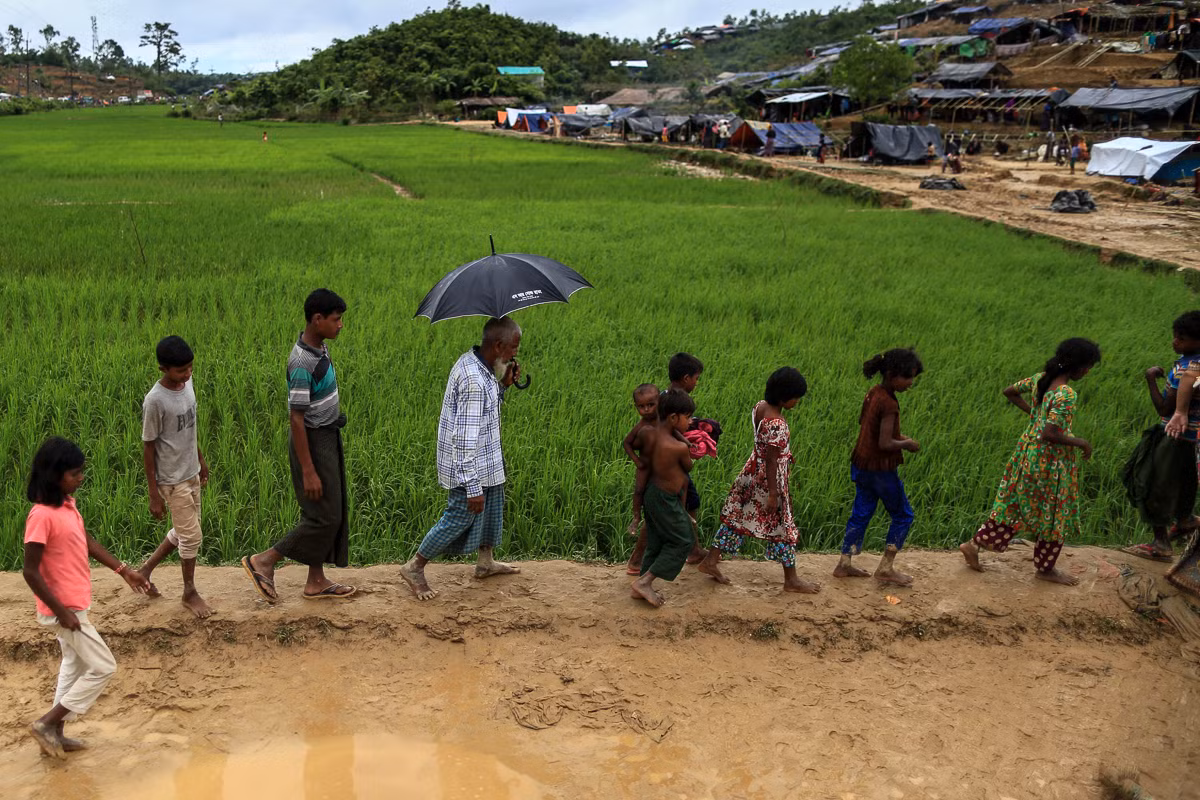 Các em nhỏ tị nạn Rohingya đối diện với nhiều mối nguy hiểm như chúng có thể bị lạm dụng hoặc trở thành nạn nhân của bọn buôn người. Ảnh: AJ.
