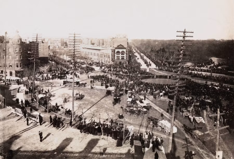 Cảnh đông đúc tại giao lộ Broadway với Đại lộ Amsterdam năm 1883. Ảnh: ATI.