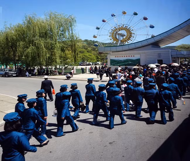 Nhiều công nhân đi vào công viên Taesongsan vốn mở cửa miễn phí cho những người dân Triều Tiên. Ảnh: Mirror.