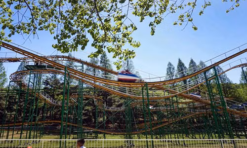 Mirror đưa tin, một nhiếp ảnh gia người Anh đã chụp lại những bức hình bên trong công viên giải trí ở Triều Tiên có tên Taesongsan ở thủ đô Bình Nhưỡng. Ảnh: Mirror.