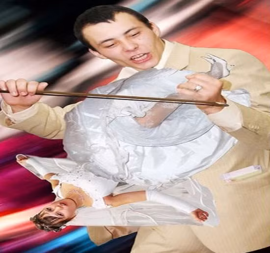 Cô dâu trở thành cây đàn cho chú rể...Ảnh: ER.