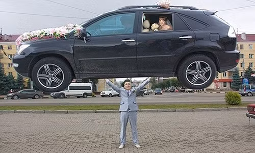 Chú rể dễ dàng nhấc bổng xe chở cô dâu. Ảnh: ER.