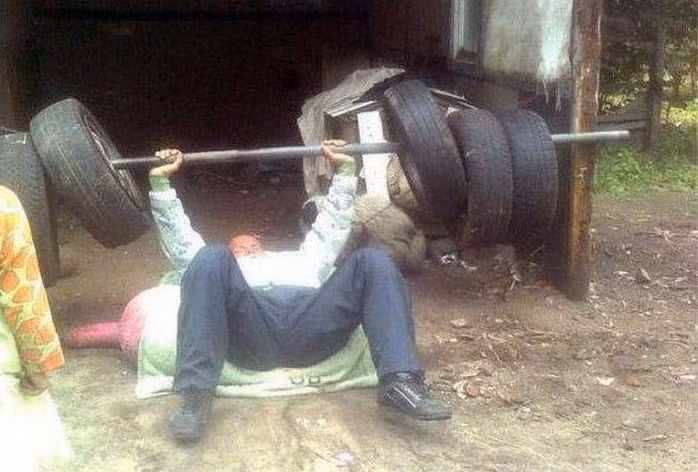 Người đàn ông đang nâng…lốp xe? Ảnh: ER.