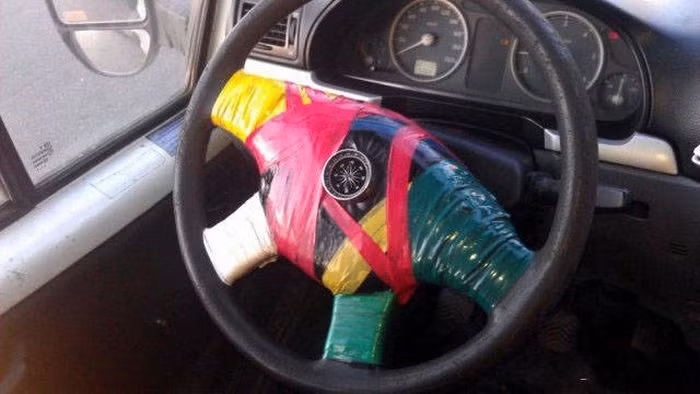 Vô lăng “bảy sắc cầu vồng” độc đáo. Ảnh: ER.
