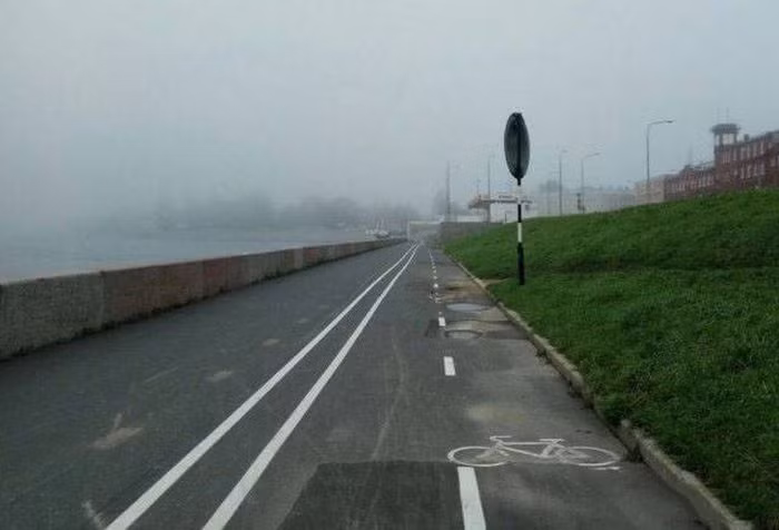 Làn đường trong cùng bên phải liệu có phải dành cho người đi xe đạp? Ảnh: ER.