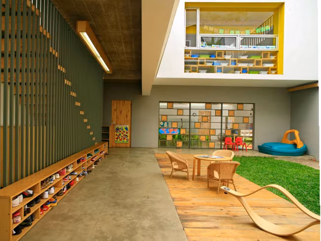 3. Trường mẫu giáo Shining Stars, tọa lạc tại thủ đô Jakarta, Indonesia. Không gian được thiết kế với mục đích tận dụng tối đa ánh sáng mặt trời, nội thất gần như hoàn toàn bằng các nguyên liệu từ thiên nhiên. Điều này khiến trẻ em cảm nhận được sự thoải mái, tự do giống như được hoạt động ngoài trời thay vì bị gò bó trong không gian kín.