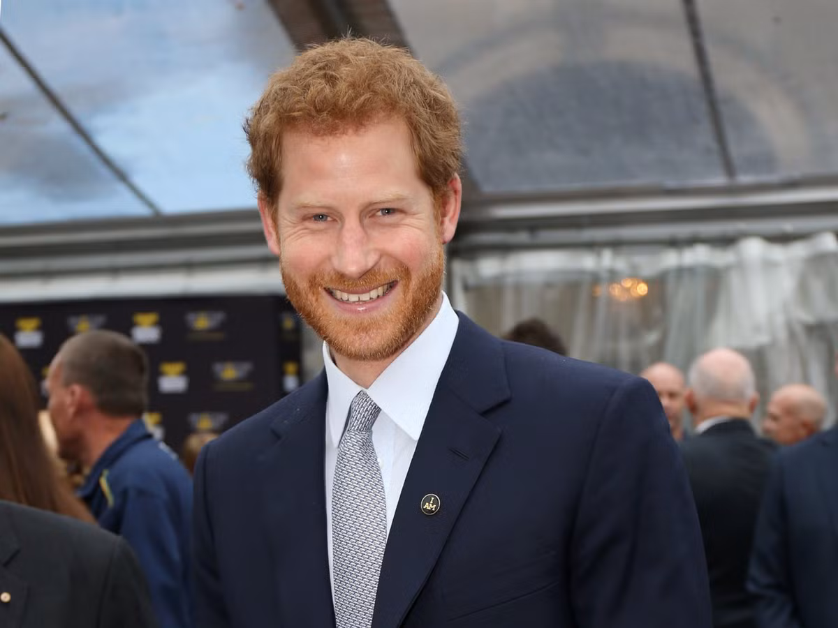 Cũng vào tháng 11/2016, Hoàng tử Harry lên tiếng xác nhận rằng anh đang hẹn hò với Meghan. Ảnh: Insider.