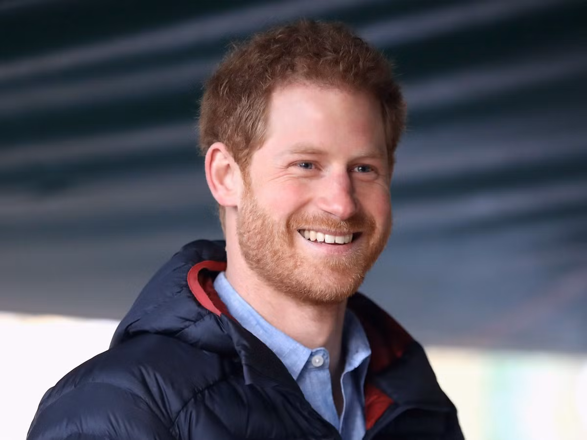 Vào tháng 10/2016: Dư luận xôn xao khi tờ The Sunday Express đưa tin Hoàng tử Harry đang hẹn hò với nữ diễn viên xinh đẹp Meghan Markle. Ảnh: Insider.