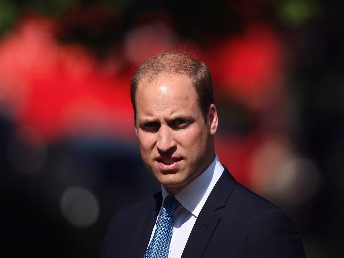 Sau đó, có tin nói Hoàng tử William, anh trai của Hoàng tử Harry, không hài lòng với quyết định của em trai khi công khai mối quan hệ với nữ diễn viên Meghan. Ảnh: Insider.