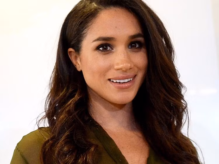 Tháng 9/2017: Meghan thừa nhận rằng cô đang hẹn hò với Hoàng tử Harry. “Chúng tôi đã hẹn hò bí mật được 6 tháng trước khi báo chí đưa tin. Chúng tôi đang yêu nhau và rất hạnh phúc”, Meghan chia sẻ với Vanity Fair. Ảnh: Insider.