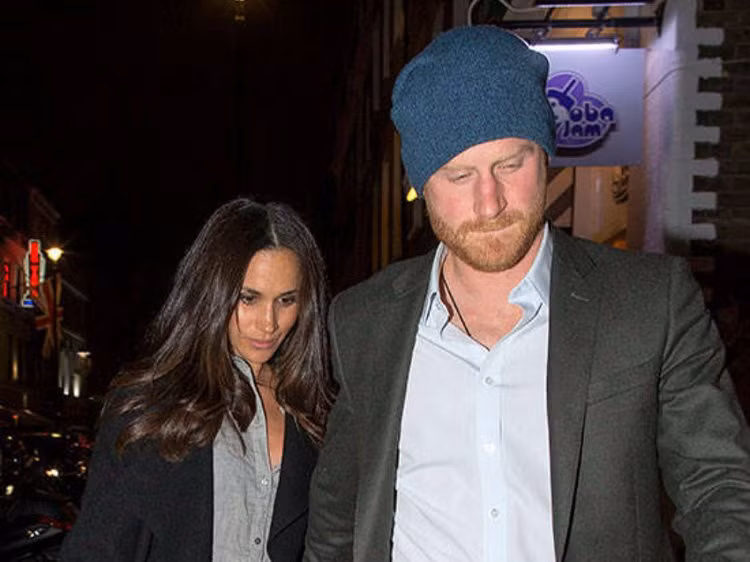 Hoàng tử Harry và diễn viên Meghan bị bắt gặp đeo vòng cổ có chữ "M" và "H" vào tháng 11/2016. Cặp vòng do Maya Brenner thiết kế. Ảnh: Insider.