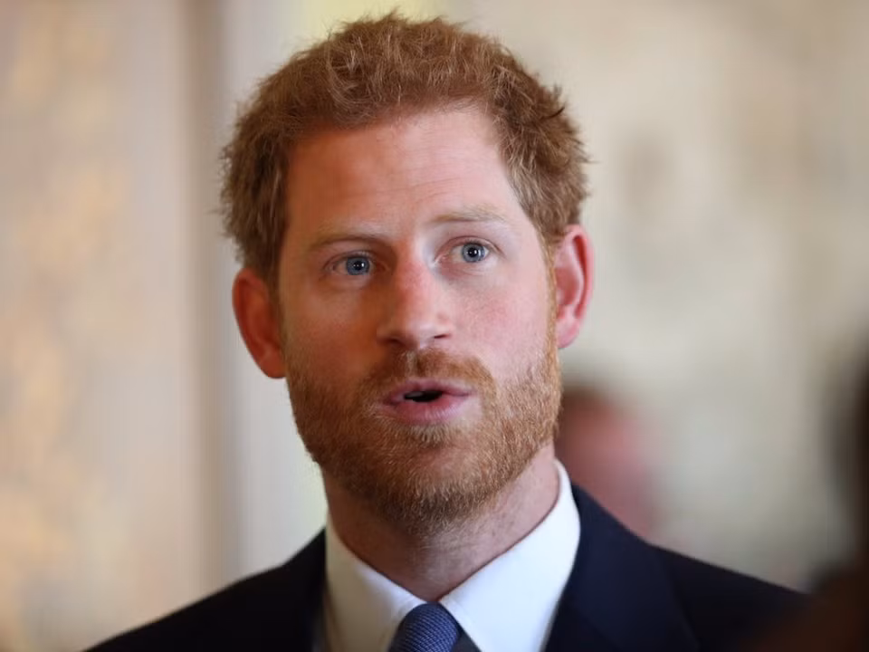 Tháng 6/2017: Hoàng tử Harry đã tặng nữ diễn viên Meghan một chiếc nhẫn khác. Ảnh: Insider.