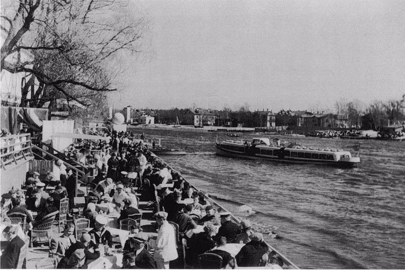 Cảnh đông đúc tại một nhà hàng ngoài trời ở Liên Xô ngày 18/5/1939. Ảnh: ER.