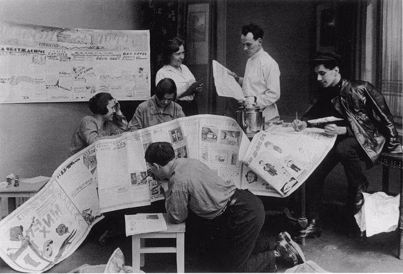 Cùng nhau làm báo tường. Ảnh chụp vào khoảng năm 1927 – 1928. Ảnh: ER.