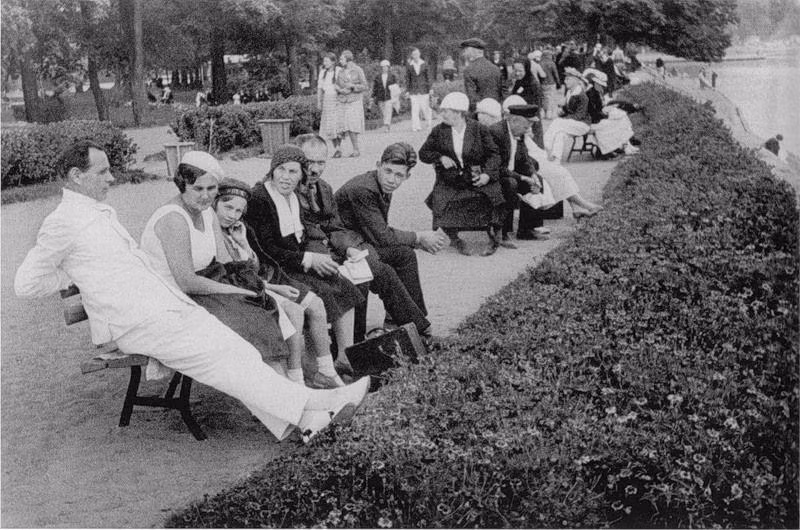 Mọi người ngồi nghỉ và trò chuyện với nhau hồi tháng 8/1936. Ảnh: ER.