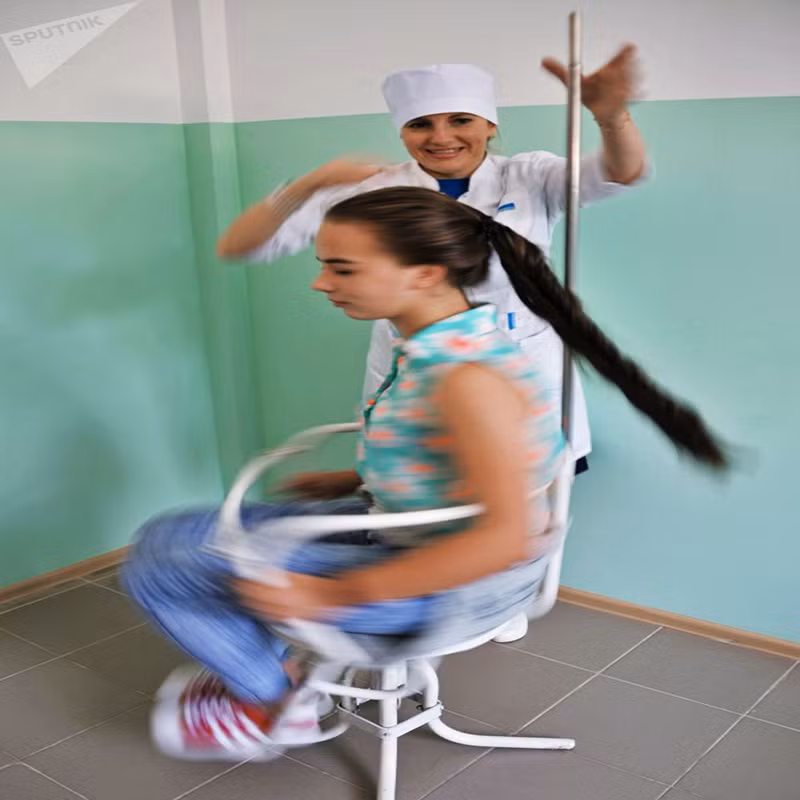 Một thí sinh thực hiện phần "thử thách" trên ghế xoay Barany. Ảnh: Sputnik.