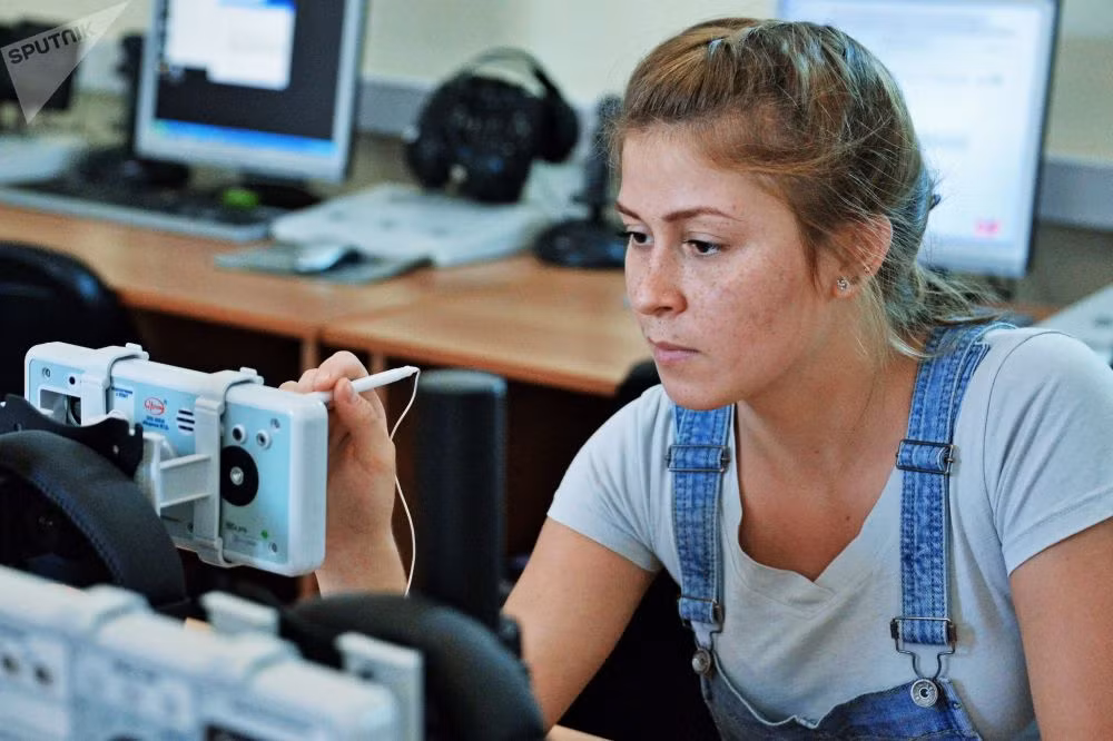 Các nữ phi công tương lai của trường Krasnodar sẽ sẵn sàng điều khiển những chiếc máy bay quân sự vào năm 2020. Bộ Quốc phòng Nga cũng để ngỏ khả năng đào tạo những nữ phi công quân sự này tham gia các chuyến bay tới Trạm Không gian Quốc tế (ISS) sau khi họ tốt nghiệp. Ảnh: Sputnik.